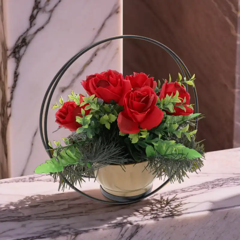Gotowa kompozycja z czerwonymi różami umieszczona w czarnym metalowym kole 30 cm. Elegancki stroik na gąbce florystycznej.