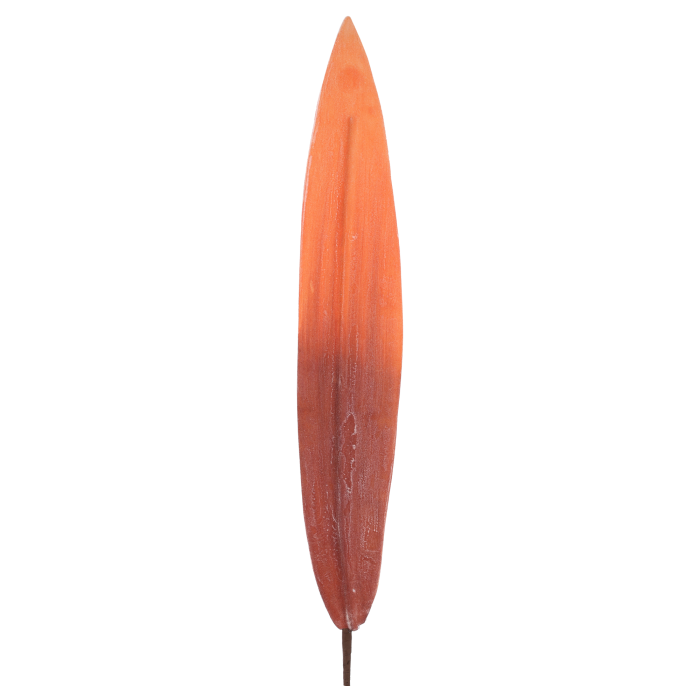 Pomarańczowy piankowy liść o długości 93 cm. Dekoracyjny element o wymiarach 43x7 cm, wykonany z elastycznego materiału, idealny do florystycznych bukietów i stroików.