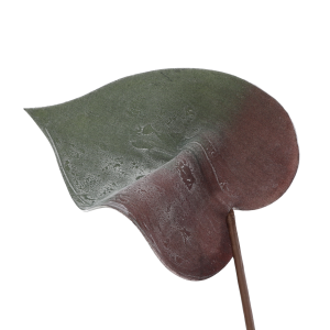 Piankowy liść 77 cm ułożony pod kątem. Miękki materiał pozwala na uzyskanie naturalnego wygięcia elementu dekoracyjnego.