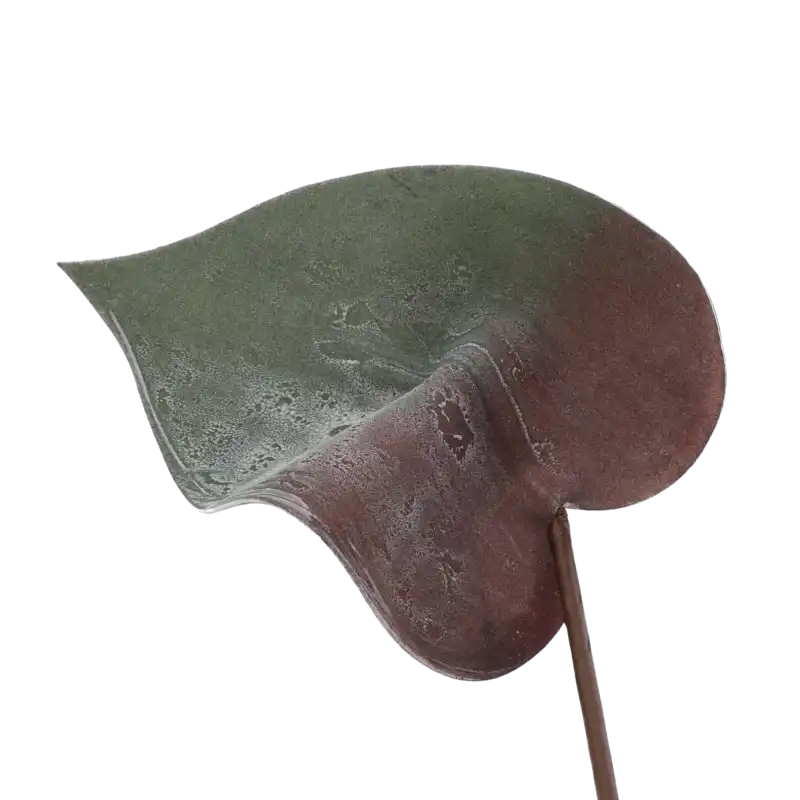 Piankowy liść 77 cm ułożony pod kątem. Miękki materiał pozwala na uzyskanie naturalnego wygięcia elementu dekoracyjnego.