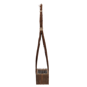 Drewniany kosz do kompozycji o wysokości 110 cm, idealny do aranżacji roślinnych w domu i jako dekoracja nagrobna.