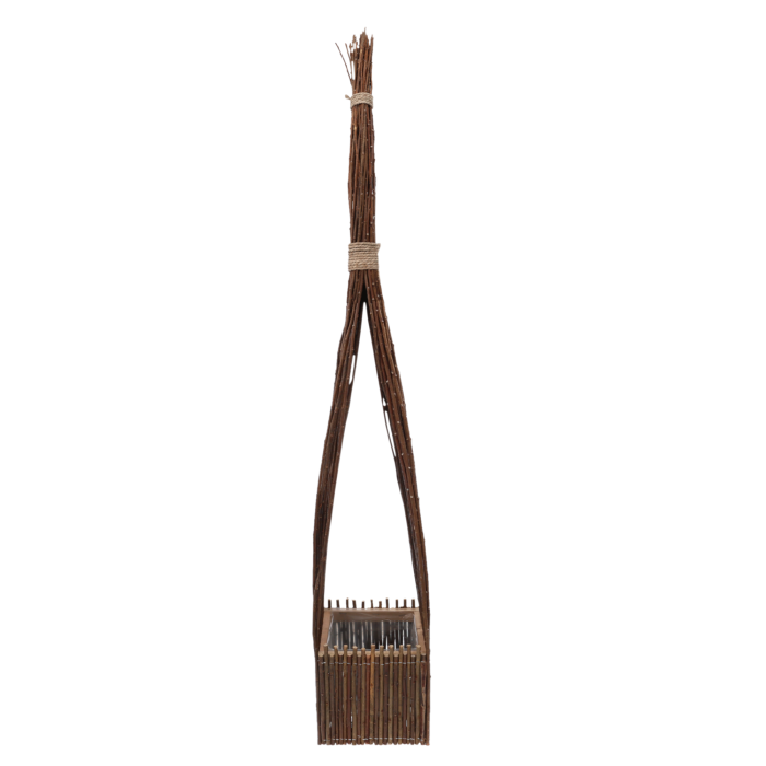 Drewniany kosz do kompozycji o wysokości 110 cm, idealny do aranżacji roślinnych w domu i jako dekoracja nagrobna.