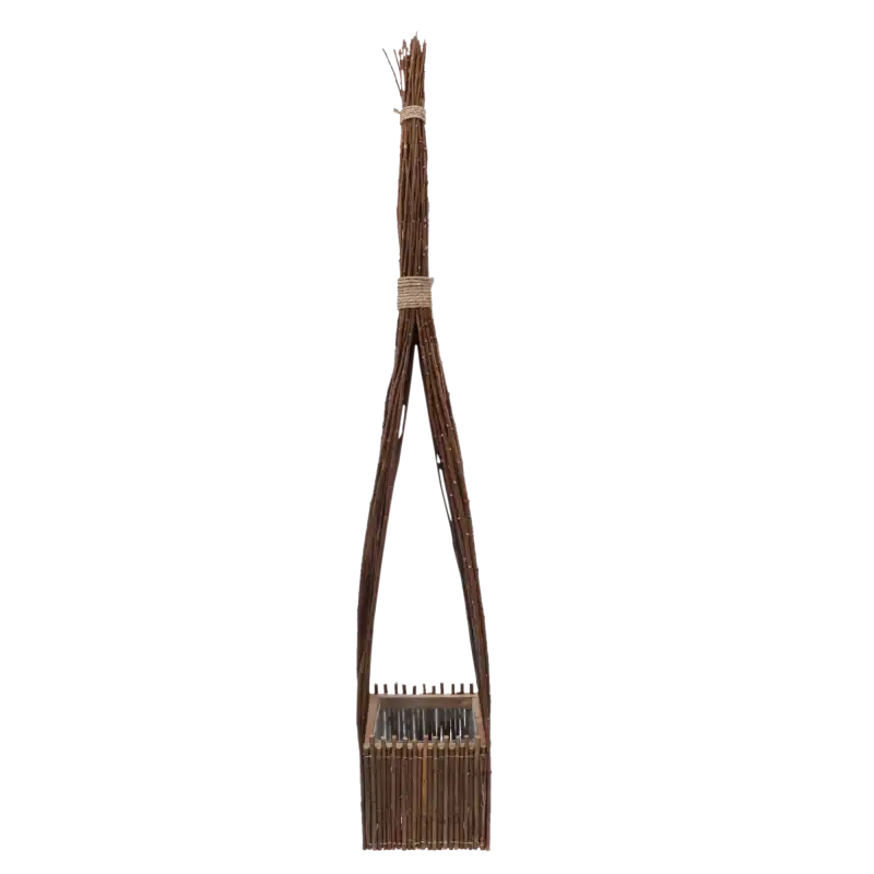 Drewniany kosz do kompozycji o wysokości 110 cm, idealny do aranżacji roślinnych w domu i jako dekoracja nagrobna.