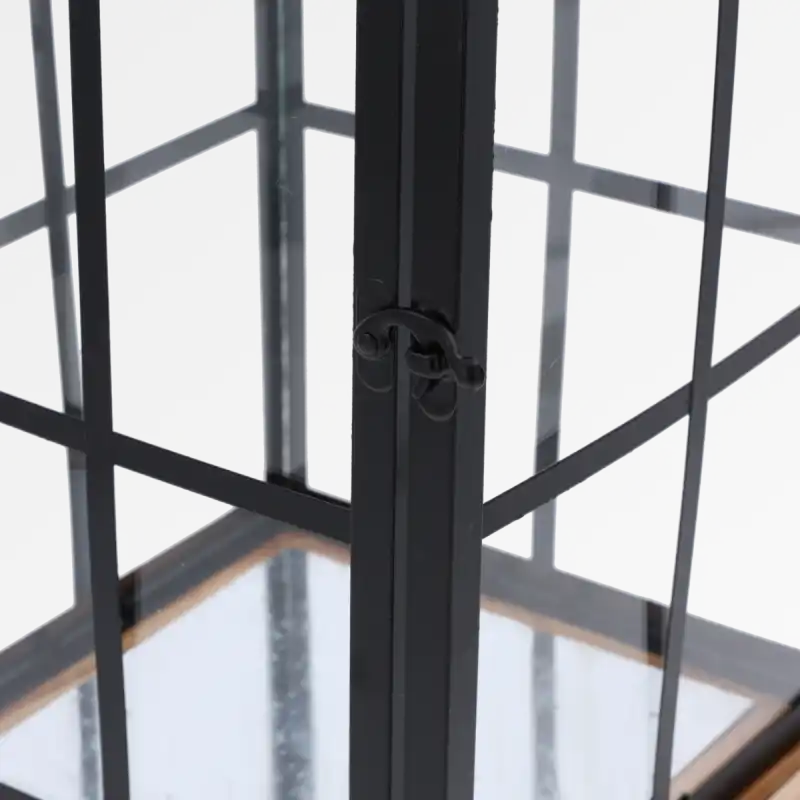 Detail metalowego zamknięcia drzwiczek lampionu w stylu industrialnym, widoczny czarny zatrzask na ramie.
