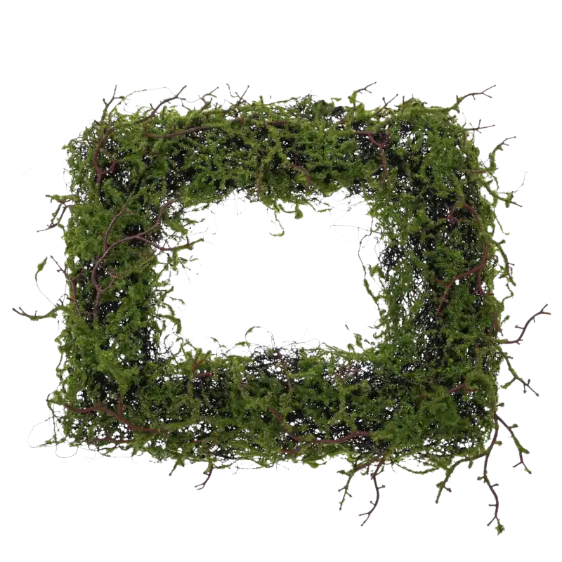 Zielona mata wianek z mchem o wymiarach 40x50 cm na faszynie. Idealna baza do tworzenia naturalnych kompozycji florystycznych i świątecznych ozdób na stół lub ścianę.
