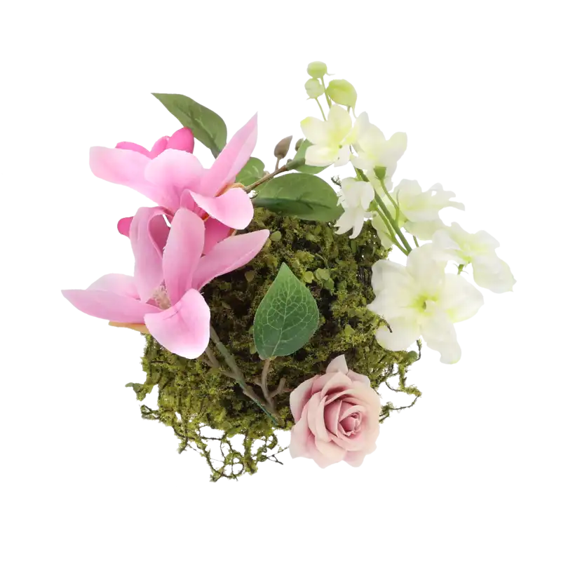 Kompozycja florystyczna na bazie kuli z mchu 14 cm z dodatkiem sztucznych róż i magnolii. Elegancka ozdoba wnętrza.