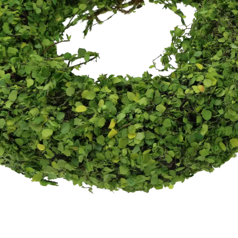 Detal wianka faszynowego 43-45 cm. Zdjęcie ukazuje gęste ułożenie listków na naturalnym podkładzie, co ułatwia mocowanie dodatkowych elementów dekoracyjnych.