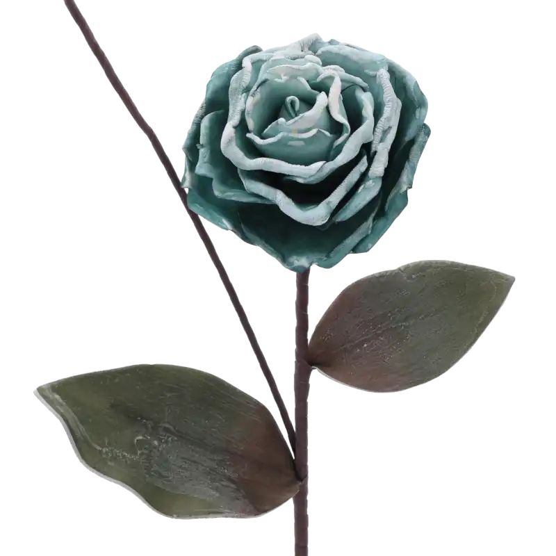 Niebieska piankowa róża 53 cm z kwiatem o średnicy 10 cm. Widoczny detal płatków oraz ulistniona elastyczna łodyga w całej okazałości, idealna jako element bukietu.