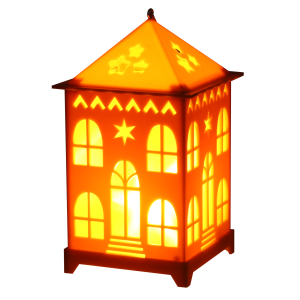 Włączony lampion LED w kształcie domku, emitujący ciepłe światło przez otwory w obudowie. Widoczna tekstura i detale konstrukcyjne lampionu w półmroku.
