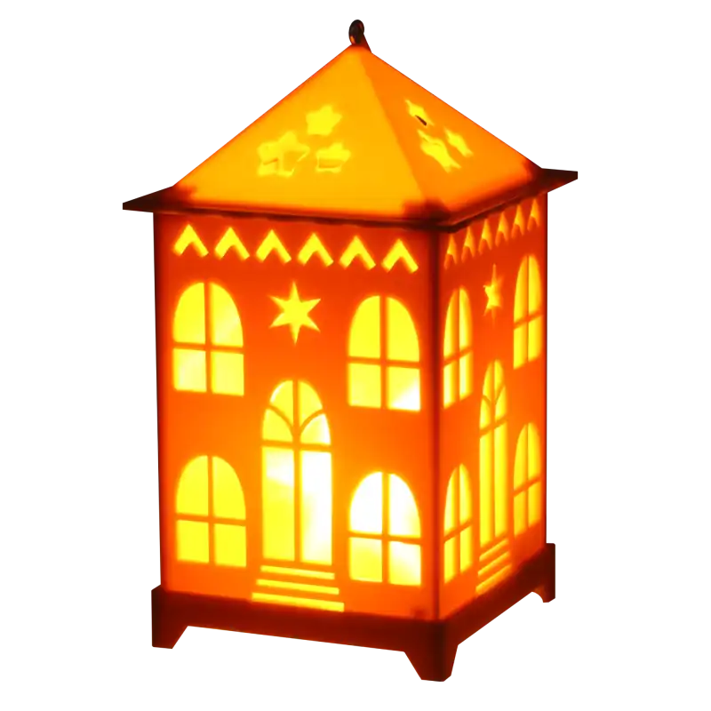 Włączony lampion LED w kształcie domku, emitujący ciepłe światło przez otwory w obudowie. Widoczna tekstura i detale konstrukcyjne lampionu w półmroku.