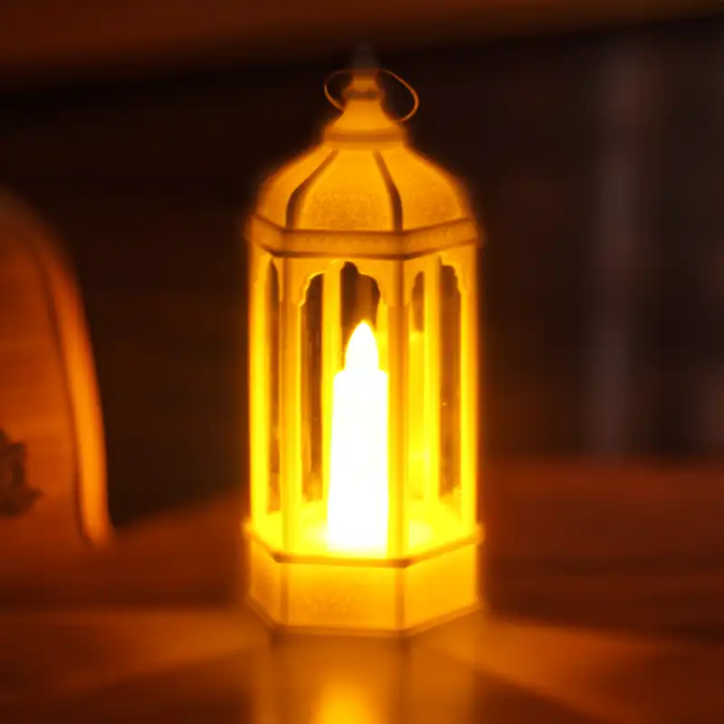 Lampion LED w ciemnym otoczeniu, rozświetlający przestrzeń ciepłym blaskiem. Klimatyczna dekoracja adwentowa.