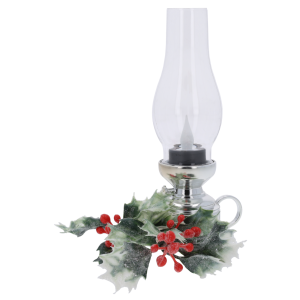 Srebrna lampa naftowa LED 19 cm w świątecznej aranżacji z gałązkami ostrokrzewu. Idealna propozycja na boże narodzenie.