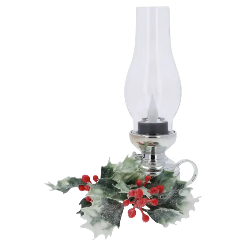 Srebrna lampa naftowa LED 19 cm w świątecznej aranżacji z gałązkami ostrokrzewu. Idealna propozycja na boże narodzenie.