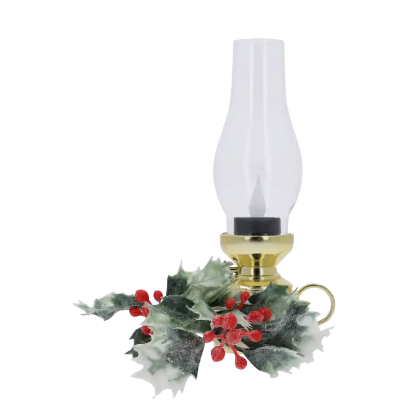 Złota lampa naftowa LED 19 cm udekorowana gałązkami ostrokrzewu z czerwonymi owocami. Kompozycja idealna jako świąteczna ozdoba bożonarodzeniowa.