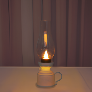 Nastrojowe ujęcie zapalonej lampy naftowej LED na jasnym tle. Urządzenie emituje ciepłe światło, imitujące naturalny blask świecy.