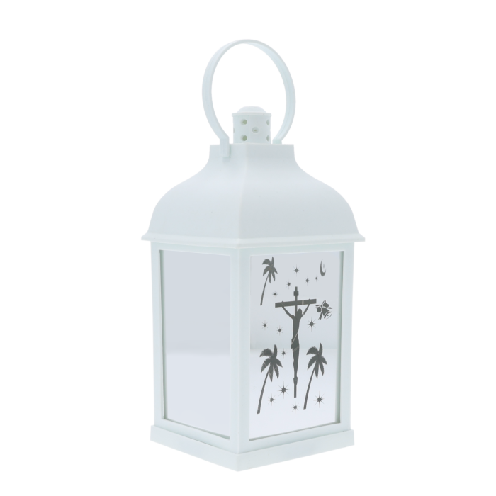 Lampion nagrobny w kolorze białym z lustrzanymi ściankami. Ujęcie z ukosa prezentuje detaliczny motyw religijny na szkle, idealny na okres rorat i świąt.