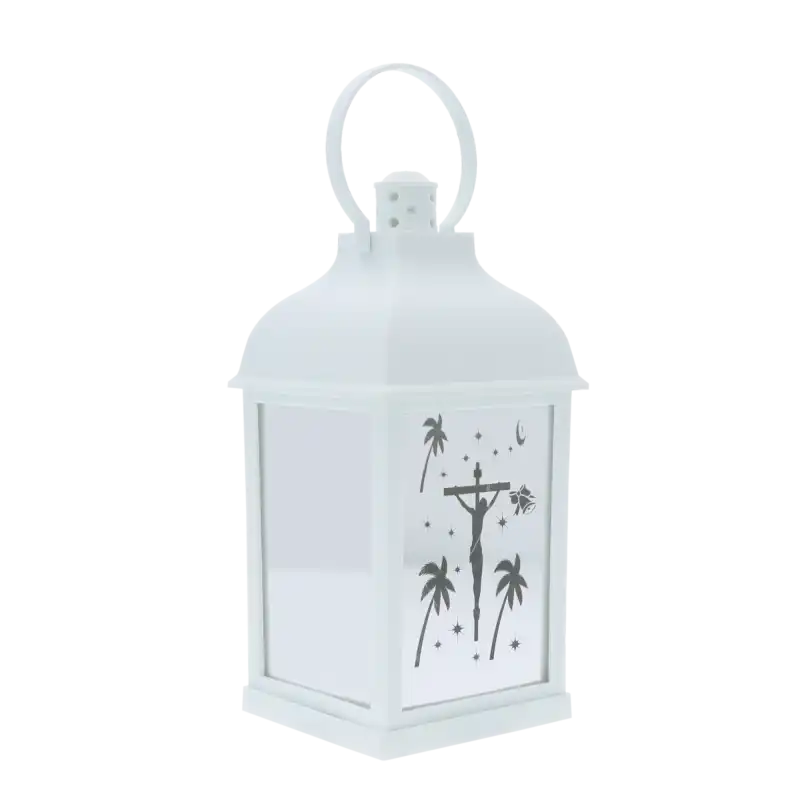 Lampion nagrobny w kolorze białym z lustrzanymi ściankami. Ujęcie z ukosa prezentuje detaliczny motyw religijny na szkle, idealny na okres rorat i świąt.