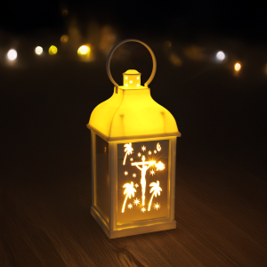 Lampion z włączonym oświetleniem LED ustawiony w ciemnym otoczeniu. Złocista poświata wydobywa wzór z szybki, tworząc wyjątkowy klimat na święta.