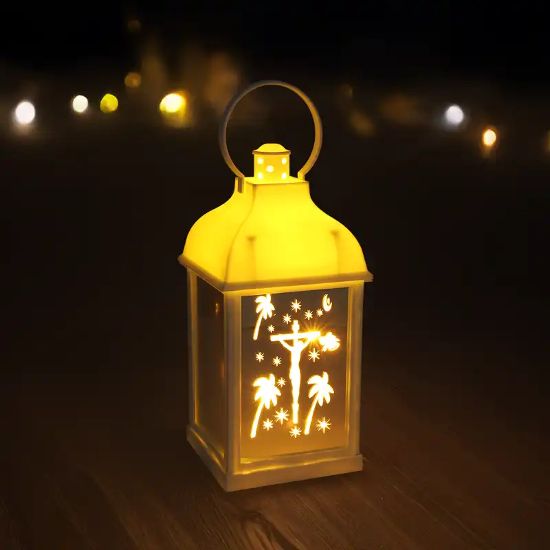 Lampion z włączonym oświetleniem LED ustawiony w ciemnym otoczeniu. Złocista poświata wydobywa wzór z szybki, tworząc wyjątkowy klimat na święta.