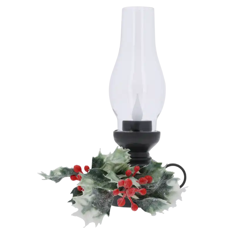 Czarna lampa naftowa LED udekorowana gałązkami ostrokrzewu z czerwonymi owocami. Świąteczny akcent do każdego wnętrza.