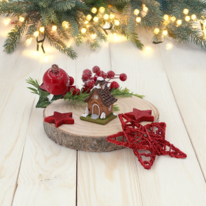 Miniaturowy domek 6 cm w zimowej aranżacji na tle gałązek świerkowych i ciepłych świateł lampek choinkowych.