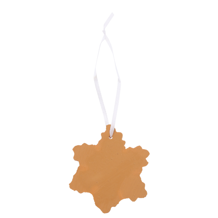 Tył dekoracyjnej zawieszki w kształcie śnieżynki o wysokości 6 cm. Gładka powierzchnia w brązowym kolorze, widoczna biała wstążka do zawieszenia.