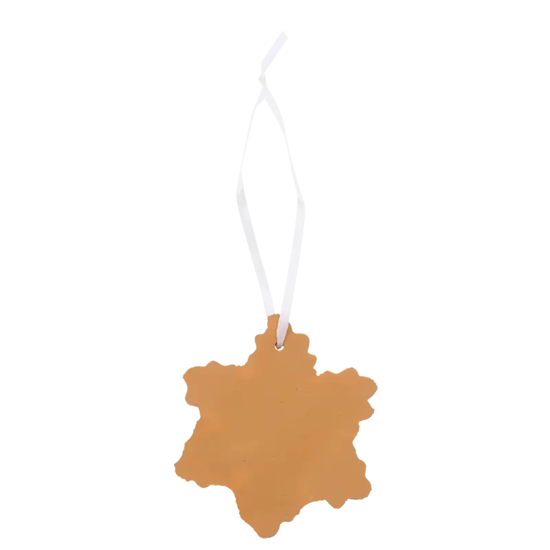 Tył dekoracyjnej zawieszki w kształcie śnieżynki o wysokości 6 cm. Gładka powierzchnia w brązowym kolorze, widoczna biała wstążka do zawieszenia.