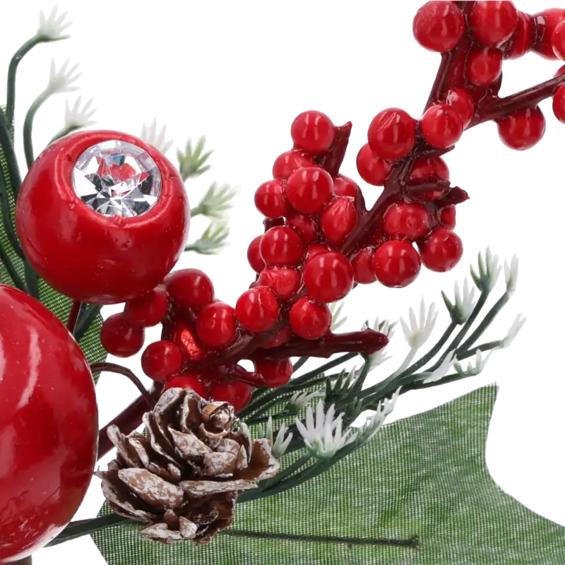 Szczegółowy widok czerwonych jagód i cyrkonii umieszczonych na świątecznej gałązce dekoracyjnej.