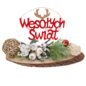 Gałązka z brokatem wykorzystana jako element świątecznego stroika na plastrze drewna z napisem Wesołych Świąt oraz ozdobnymi kulami.