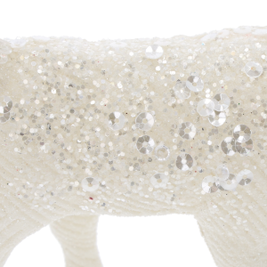 Makro zdjęcie powierzchni figurki renifera, ukazujące strukturę brokatu oraz precyzyjnie rozmieszczone cekiny na tworzywie.