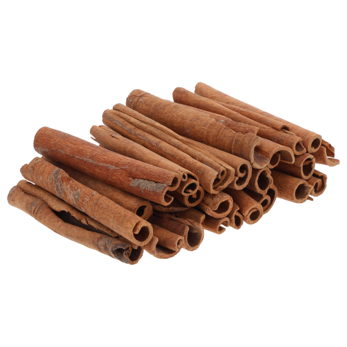 Naturalny cynamon dekoracyjny w laskach 10 cm o wadze 250g, ułożony w stos, gotowy do tworzenia świątecznych aranżacji wnętrz.