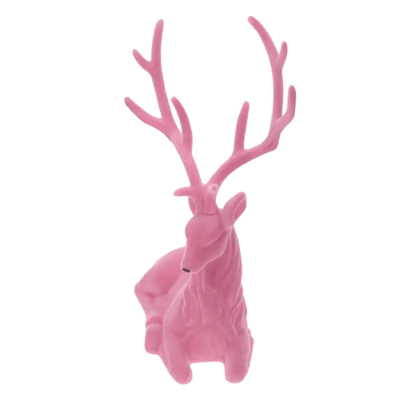 Figurka różowego renifera w 36 cm rozmiarze, prezentowana z ukosa, co pozwala docenić detale wykonania i wykończenia powierzchni.
