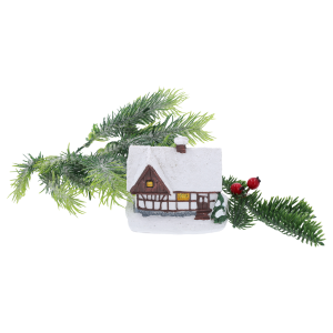 Domek dekoracyjny w otoczeniu zielonych gałązek iglastych z czerwonymi owocami, gotowy do świątecznych kompozycji.