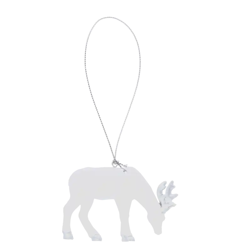 Biała zawieszka figurka jelenia o wymiarach 6x9 cm na srebrnym sznurku. Minimalistyczny dodatek do świątecznych stroików i kompozycji.