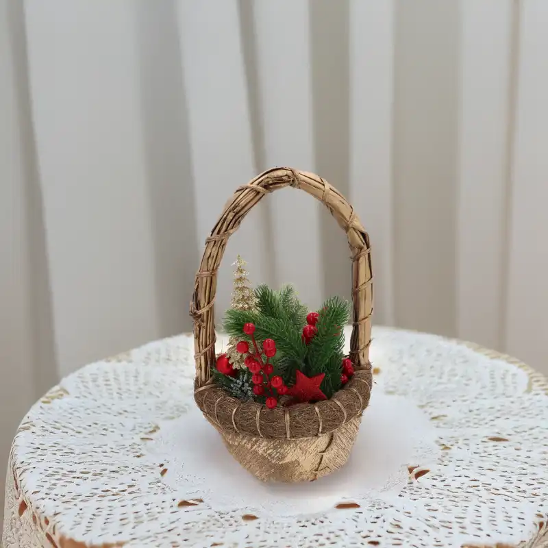 Świąteczny kosz 38 cm z dekoracjami ustawiony na białej koronkowej serwecie, stanowiący przykład aranżacji na stół.