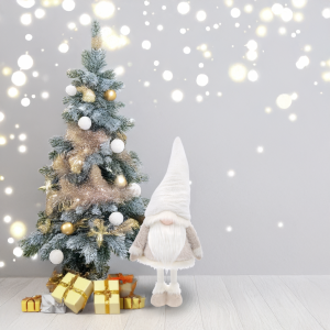 Stojący skrzat 73 cm wyeksponowany obok przystrojonej choinki i prezentów. Aranżacja pokazuje, jak figurka XXL uzupełnia bożonarodzeniowy wystrój pomieszczenia.
