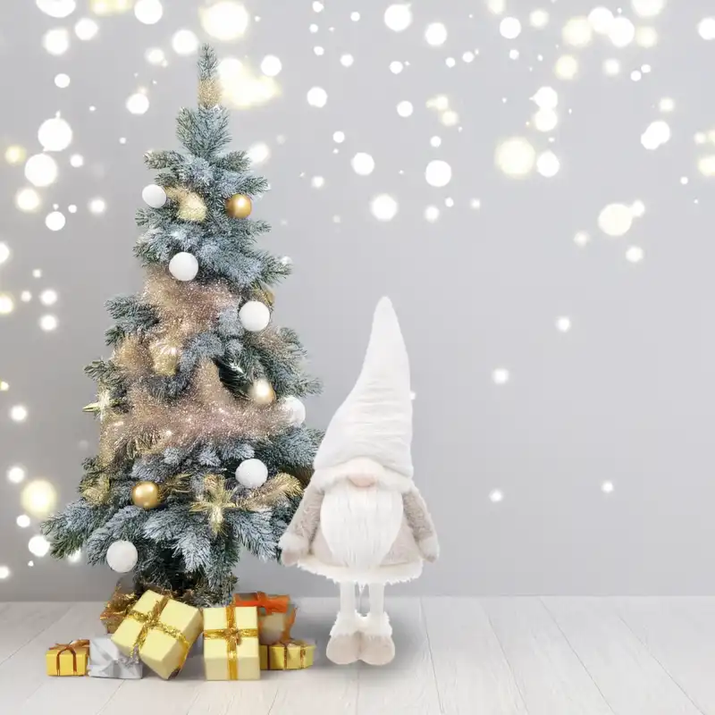 Stojący skrzat 73 cm wyeksponowany obok przystrojonej choinki i prezentów. Aranżacja pokazuje, jak figurka XXL uzupełnia bożonarodzeniowy wystrój pomieszczenia.