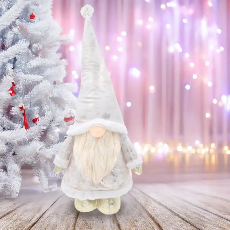 Skrzat XXL w świątecznej scenerii przy choince, prezentujący jak figurka z regulowaną wysokością wpisuje się w wystrój.