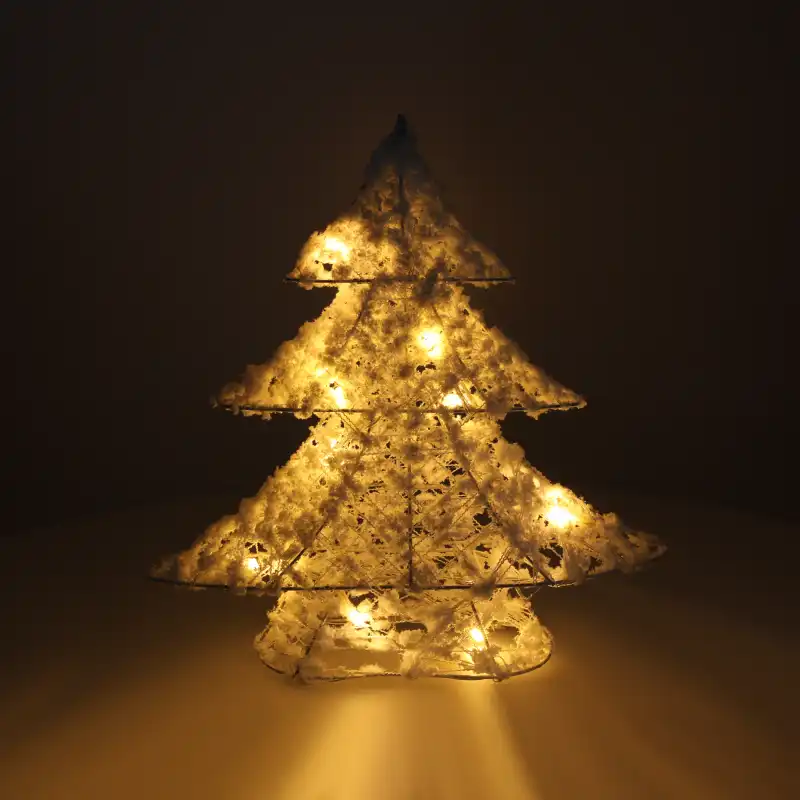 Ośnieżona choinka 30 cm po włączeniu 15 diod LED. Emituje nastrojowe ciepłe światło, tworząc przytulny klimat w pomieszczeniu.