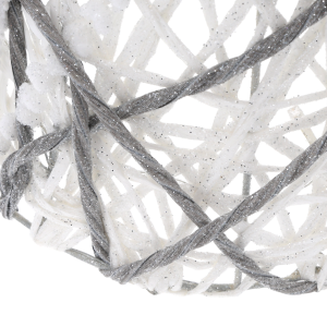 Zbliżenie na fakturę choinki prezentujące połączenie białego i szarego sznurka pokrytego błyszczącymi drobinkami brokatu na metalowym stelażu.