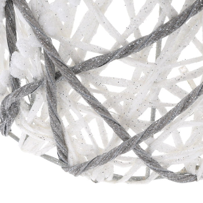 Zbliżenie na fakturę choinki prezentujące połączenie białego i szarego sznurka pokrytego błyszczącymi drobinkami brokatu na metalowym stelażu.