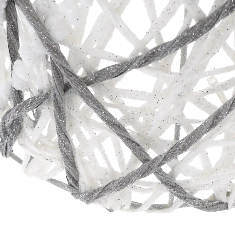 Zbliżenie na fakturę choinki prezentujące połączenie białego i szarego sznurka pokrytego błyszczącymi drobinkami brokatu na metalowym stelażu.
