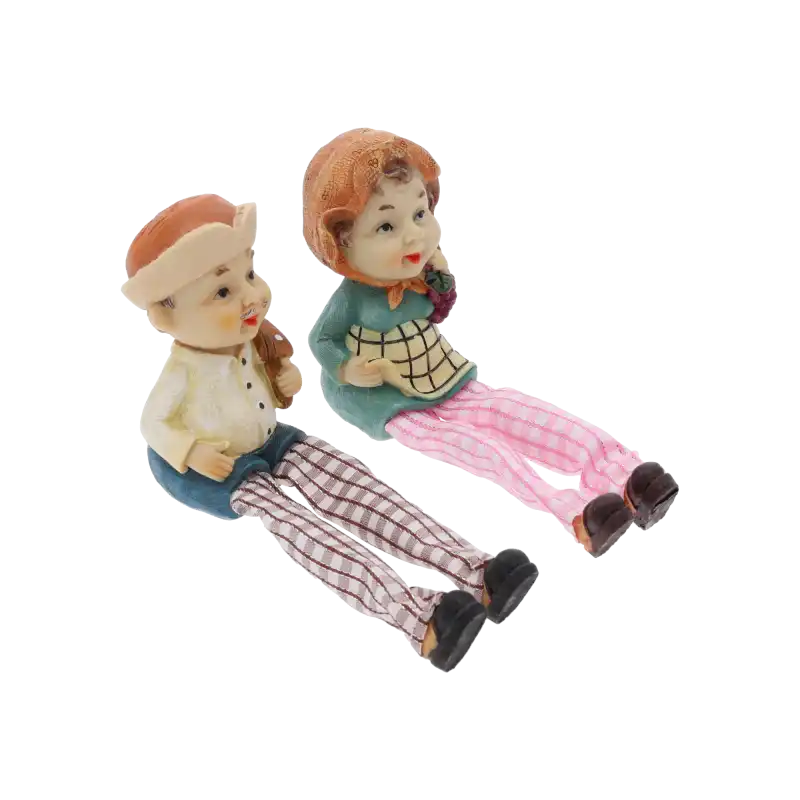Figurki babci i dziadka ustawione obok siebie, widoczne z boku. Postacie posiadają zwisające nogi, co pozwala na umieszczenie ich na brzegu mebla.