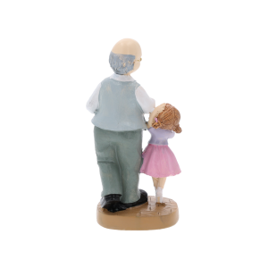 Widok od tyłu na figurkę 15 cm przedstawiającą dziadka w kamizelce i wnuczkę w sukience. Prezentacja detali odzieży postaci.