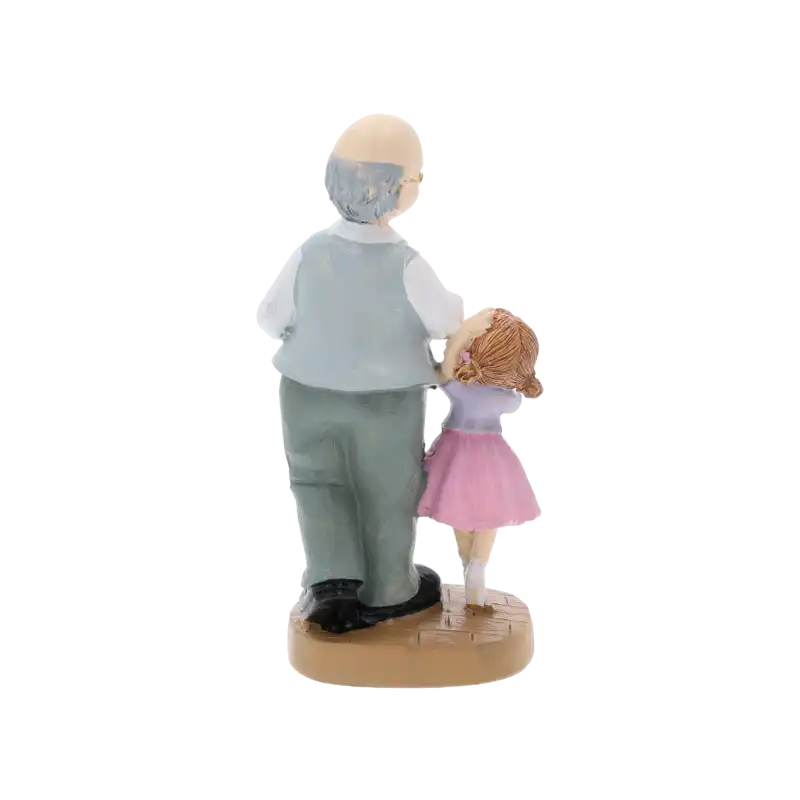 Widok od tyłu na figurkę 15 cm przedstawiającą dziadka w kamizelce i wnuczkę w sukience. Prezentacja detali odzieży postaci.