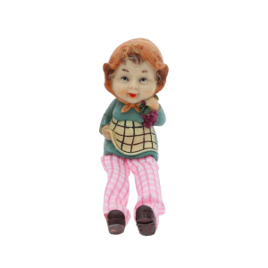 Figurka babcia 9/17 cm z materiałowymi nogami, w chustce i z koszyczkiem, prezentowana w ujęciu od frontu na białym tle.
