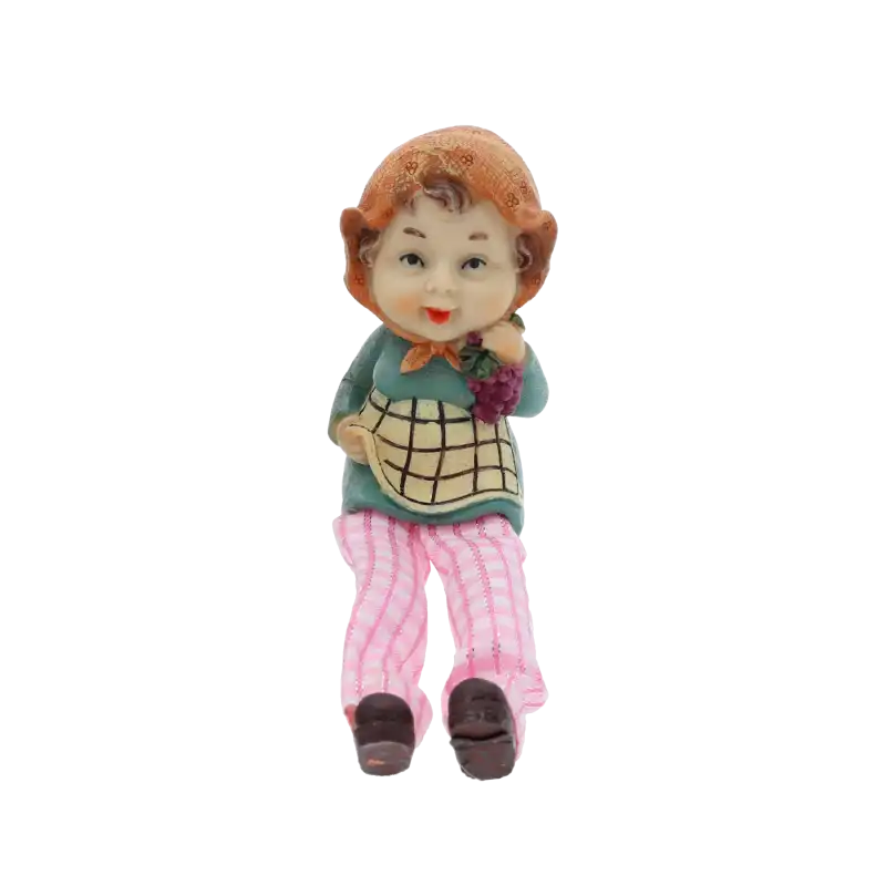Figurka babcia 9/17 cm z materiałowymi nogami, w chustce i z koszyczkiem, prezentowana w ujęciu od frontu na białym tle.