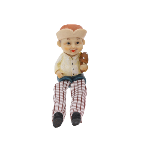 Figurka dziadek z materiałowymi, zwisającymi nogami o wysokości 9/17 cm. Postać w czapce trzymająca przedmiot, ujęcie frontalne.