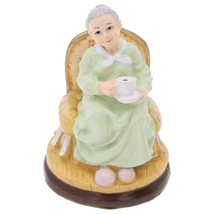 Figurka przedstawiająca babcię z filiżanką o wysokości 7 cm, siedzącą w ozdobnym fotelu. Urokliwa dekoracja do wnętrz.