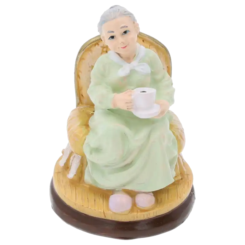Figurka przedstawiająca babcię z filiżanką o wysokości 7 cm, siedzącą w ozdobnym fotelu. Urokliwa dekoracja do wnętrz.
